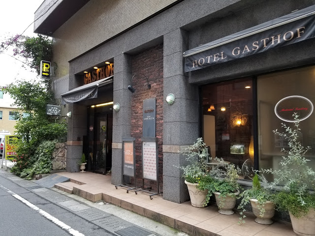 鹿児島出張で泊まったhotelgasthof ホテルガストフ がアトリエ併設でとても重厚感のある内装でおしゃれだった タログタログ