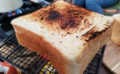 焼き網で焼いたパン